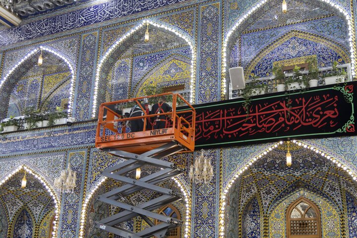 نشر لافتات الحزن في ذكرى شهادة السيدة فاطمة الزهراء (عليها السلام) في العتبة العباسية المقدسة