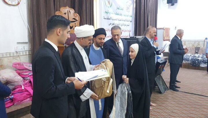 تقرير مصور/ العتبة الحسينية تكرم أبناء الشهداء في مدارسهم بعدد من المحافظات الجنوبية في العراق