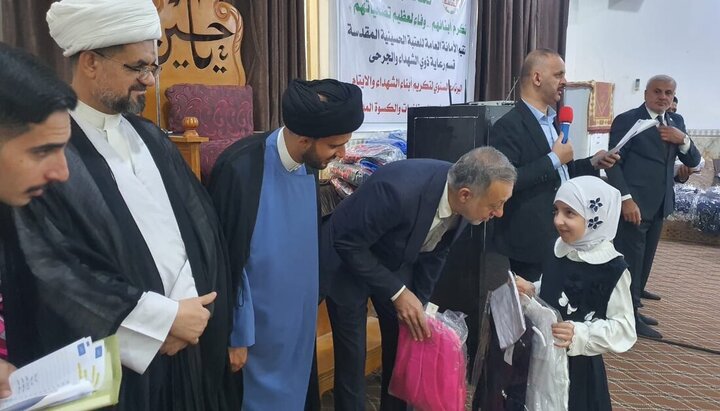 تقرير مصور/ العتبة الحسينية تكرم أبناء الشهداء في مدارسهم بعدد من المحافظات الجنوبية في العراق