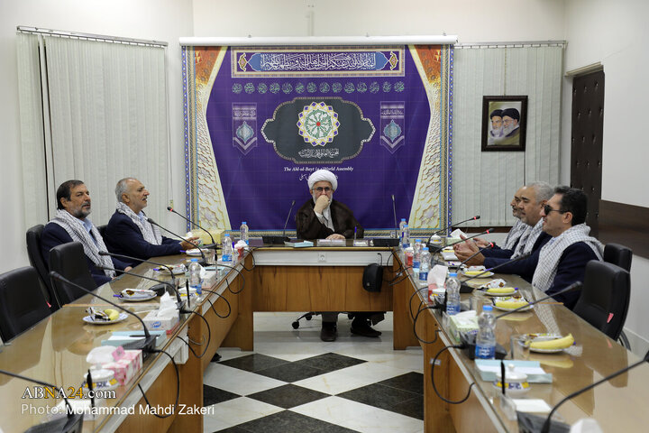 گزارش تصویری | دیدار اعضای گروه قمر بنی هاشم(ع) با دبیرکل مجمع جهانی اهل بیت(ع)
