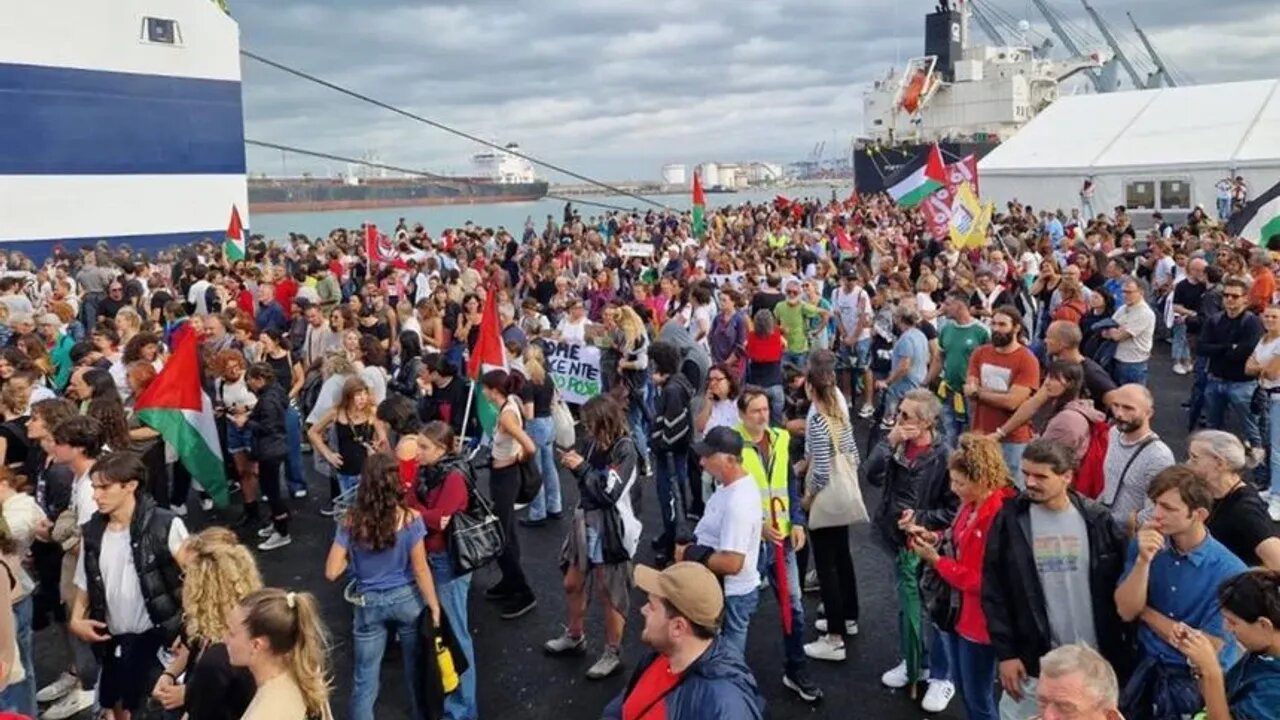 İtalya'da bir limanda Siyonist İsrail'e giden gemiye engel olundu