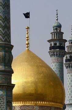 ویڈیو |  حضرت فاطمہ معصومہؑ، گنبد مطہر پر  پرچم عزا لہرا دیا گیا