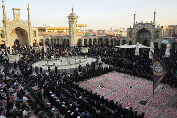 ویدیو | آیین شمعدان‌گردانی در حرم مطهر بانوی کرامت