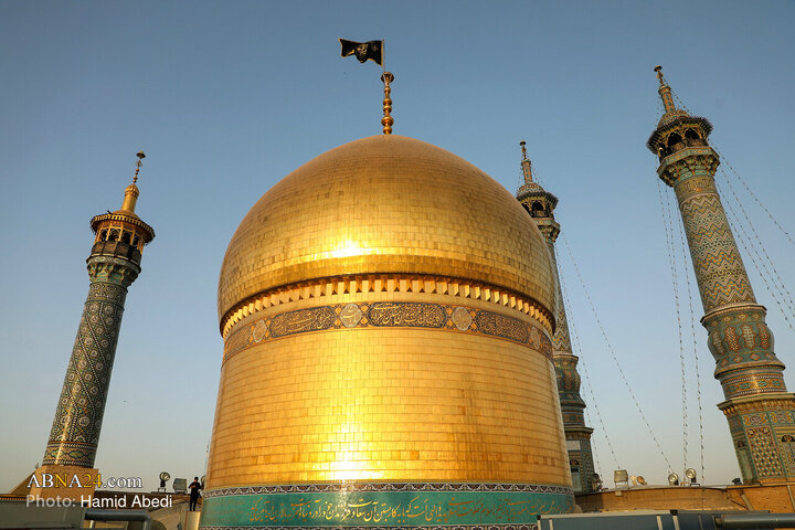 برافراشته شدن پرچم عزا بر فراز گنبد حرم حضرت معصومه(س)