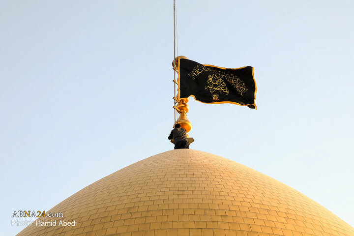 گزارش تصویری | برافراشته شدن پرچم عزا بر فراز گنبد حرم حضرت معصومه(س)