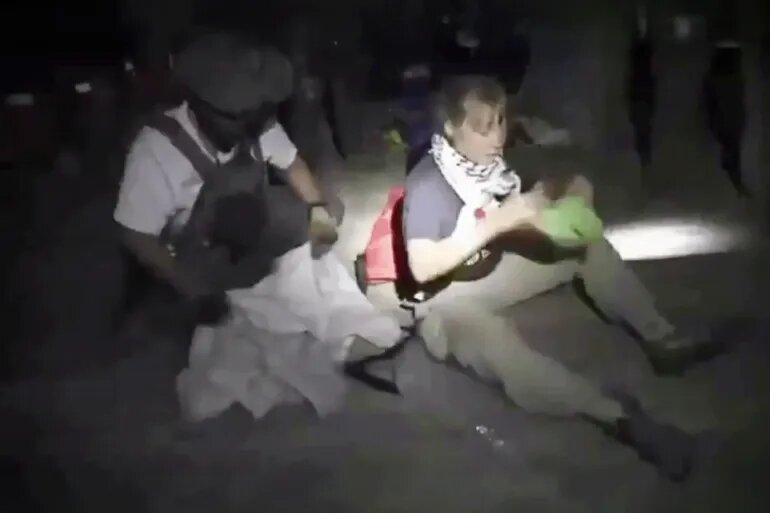 قوات بحرية صهيونية تسيطر على 13 سفينة من أسطول الصمود