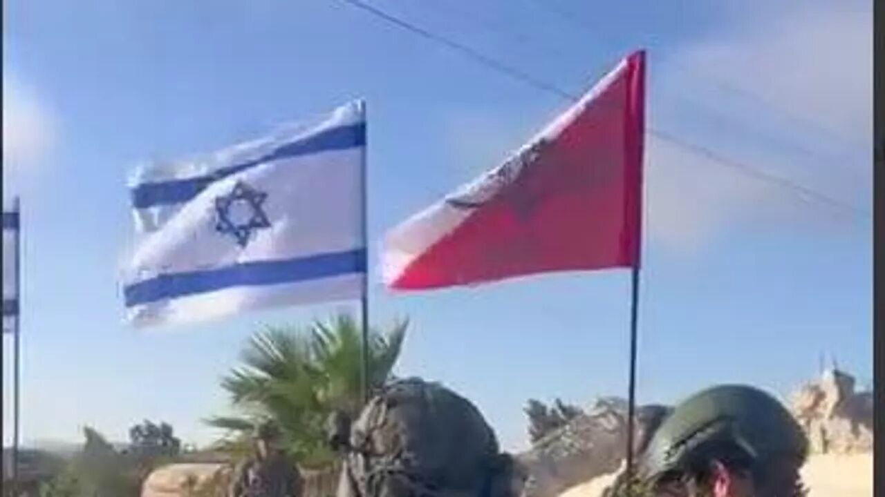 Suriyanın Əl-Qüneytirə məntəqəsində si@nist rejim bayrağı qaldırıldı  vəhhabi Colani terrorçuları isə ağızlarına su alıb susblar