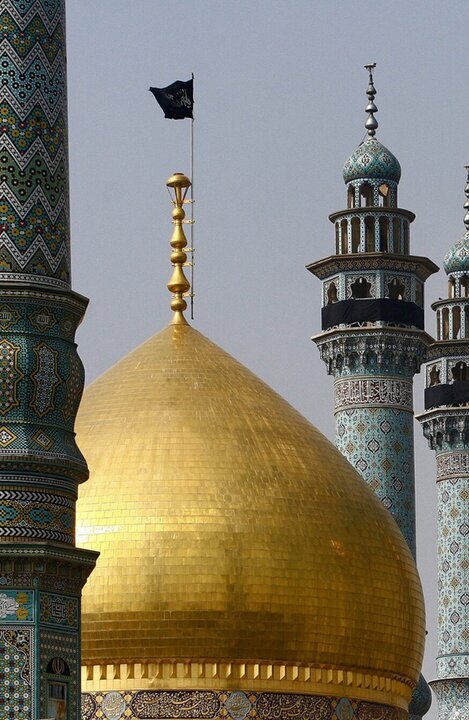 ویڈیو |  حضرت فاطمہ معصومہؑ، گنبد مطہر پر  پرچم عزا لہرا دیا گیا