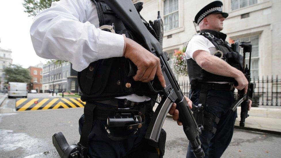 Kiryarên Îslamofobîk(Tirsandin ji misilmanan) ên Polîsên Londonê; 9 efser ji kar hatin dûrxistin