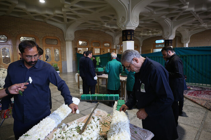 Photo: Changing flowers of Hazrat Masoumeh mausoleum on eve of demise anniversary
