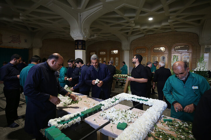 Photo: Changing flowers of Hazrat Masoumeh mausoleum on eve of demise anniversary
