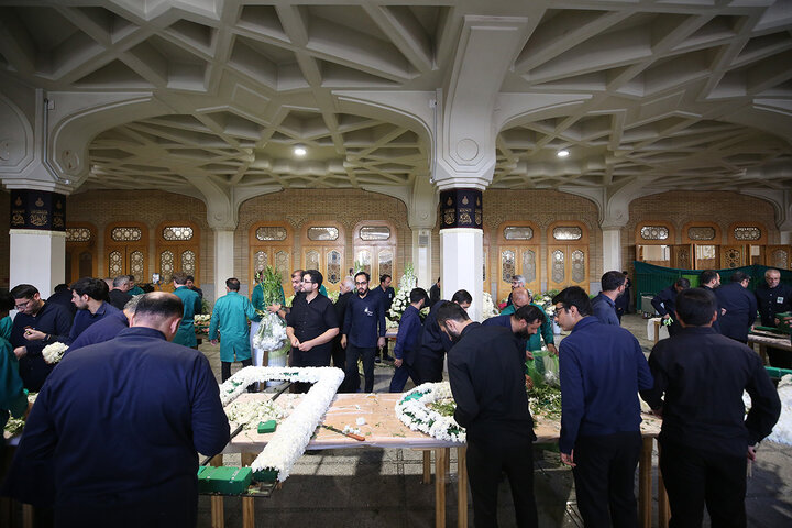 Photo: Changing flowers of Hazrat Masoumeh mausoleum on eve of demise anniversary