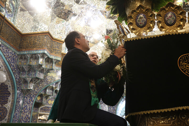 Photo: Changing flowers of Hazrat Masoumeh mausoleum on eve of demise anniversary
