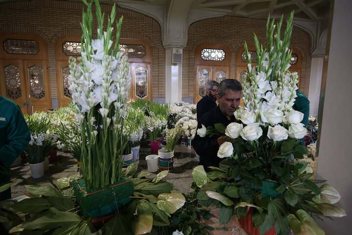 Photo: Changing flowers of Hazrat Masoumeh mausoleum on eve of demise anniversary