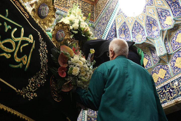 Photo: Changing flowers of Hazrat Masoumeh mausoleum on eve of demise anniversary