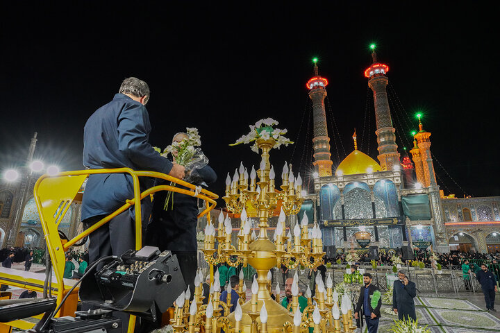 Photo: Changing flowers of Hazrat Masoumeh mausoleum on eve of demise anniversary