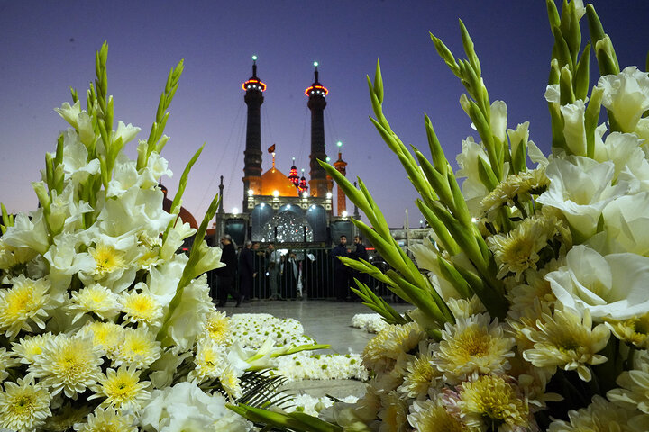 Photo: Changing flowers of Hazrat Masoumeh mausoleum on eve of demise anniversary