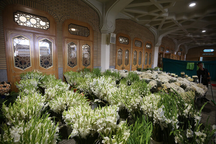 Photo: Changing flowers of Hazrat Masoumeh mausoleum on eve of demise anniversary