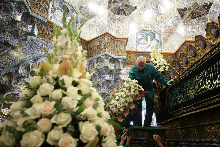 Photo: Changing flowers of Hazrat Masoumeh mausoleum on eve of demise anniversary