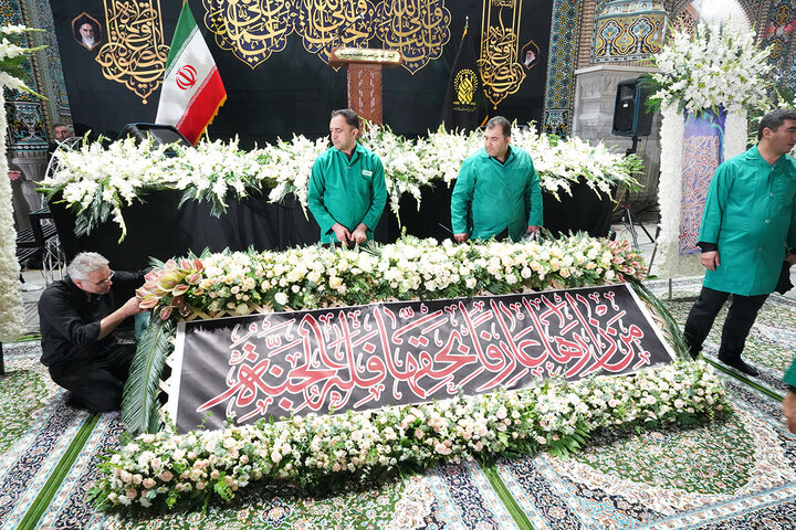 Photo: Changing flowers of Hazrat Masoumeh mausoleum on eve of demise anniversary