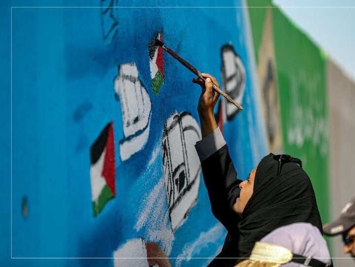 فنانون فلسطينيون يرسمون  جدارية لـ "أسطول الصمود العالمي"
