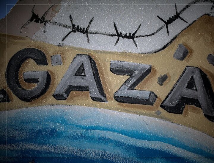 فنانون فلسطينيون يرسمون  جدارية لـ "أسطول الصمود العالمي"