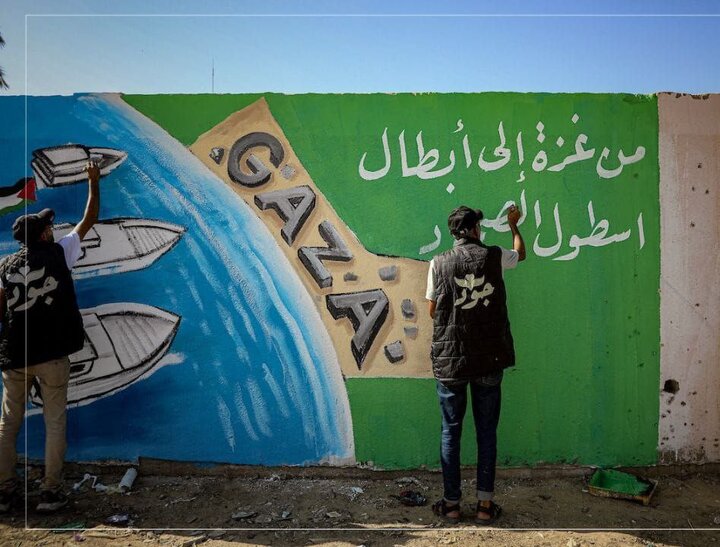 فنانون فلسطينيون يرسمون  جدارية لـ "أسطول الصمود العالمي"