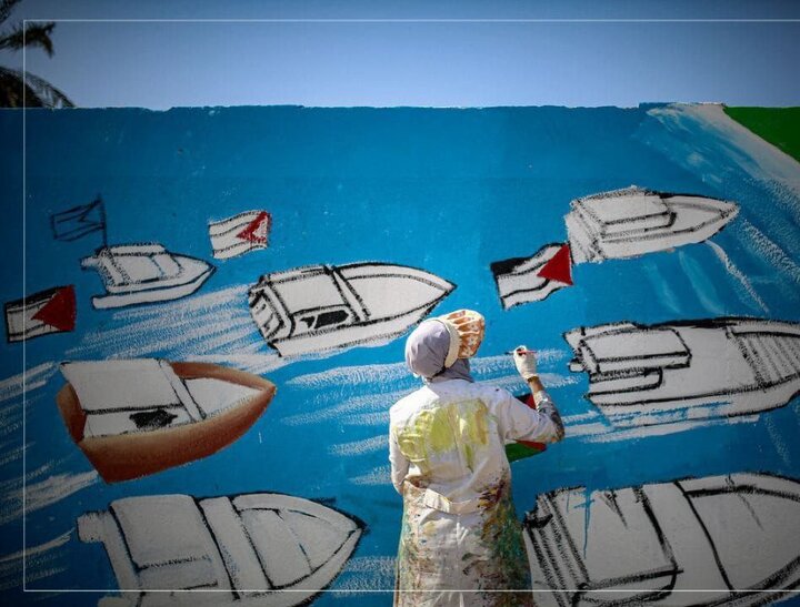فنانون فلسطينيون يرسمون  جدارية لـ "أسطول الصمود العالمي"