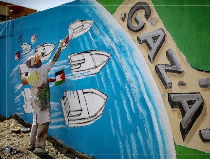 فنانون فلسطينيون يرسمون  جدارية لـ "أسطول الصمود العالمي"