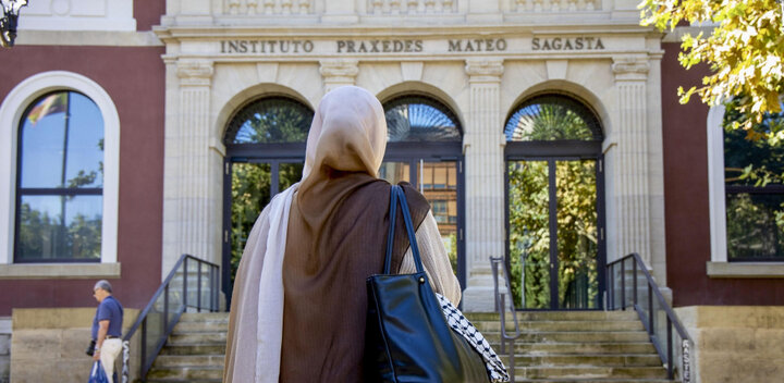 یک دانش‌آموز در اسپانیا به‌خاطر داشتن حجاب اخراج شد/ جمع‌آوری بیش از ۸ هزار امضا در حمایت از دانش‌آموز محجبه
