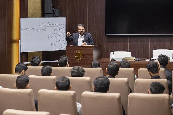 العتبة العباسية المقدسة تقدم محاضرة حول أساليب الحوار الإيجابي