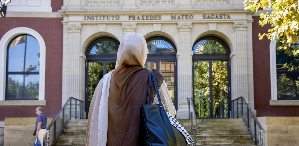 یک دانش‌آموز در اسپانیا به‌خاطر داشتن حجاب اخراج شد/ جمع‌آوری بیش از ۸ هزار امضا در حمایت از دانش‌آموز محجبه