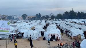 فيديو | مسيرة للاحتلال تحرق خيام النازحين في مدينة غزة