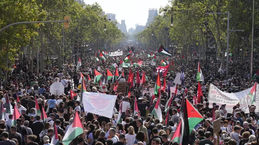 Multidão toma as ruas de Barcelona em solidariedade a Gaza