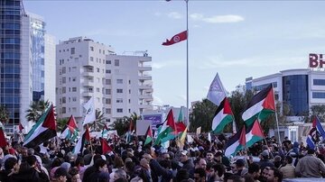 تونس میں اسرائیلی جارحیت کے خلاف شدید احتجاج، صمود بیڑے پر حملے کی مذمت