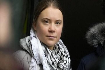 ガーディアン紙：イスラエル兵が有名なスウェーデンの活動家を侮辱的に扱った