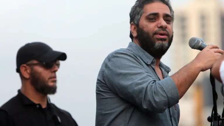 خواننده تروریست لبنانی خود را به ارتش تحویل داد