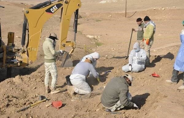 इराक, फिर मिलीं ISIS का निशाना बने लोगों की सामूहिक कब्रें 