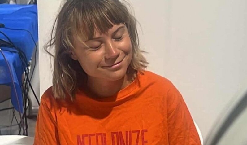 Greta Thunberg İsrail’de Gözaltında İddiaları: Kötü Muamele ve Zorla Bayrak Öptürme