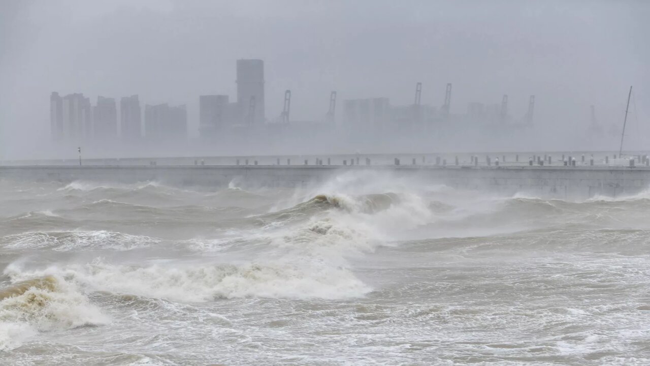 Тайфун достиг побережья китайской провинции Гуандун