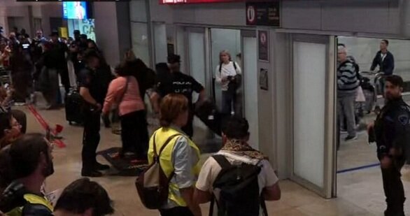 ویدیو | اعضای آزادشده کاروان صمود در فرودگاه مادرید مورد استقبال قرار گرفتند