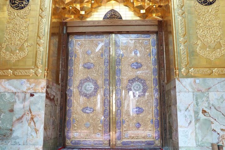 تثبيت باب قبلة حرم أبي الفضل العباس (عليه السلام) بعد إنجاز صيانته