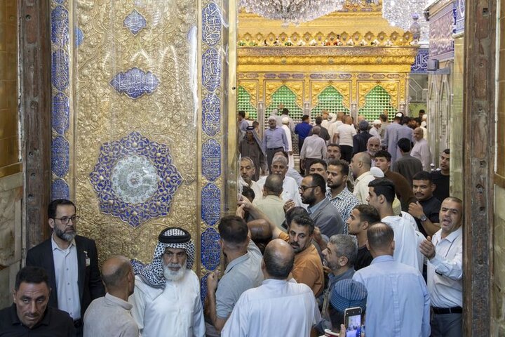 تثبيت باب قبلة حرم أبي الفضل العباس (عليه السلام) بعد إنجاز صيانته