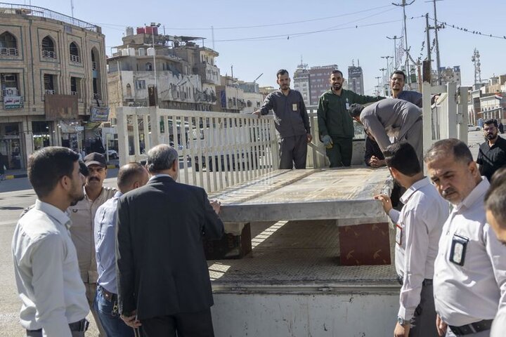 تثبيت باب قبلة حرم أبي الفضل العباس (عليه السلام) بعد إنجاز صيانته