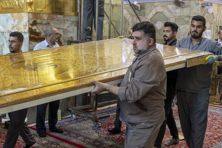 تثبيت باب قبلة حرم أبي الفضل العباس (عليه السلام) بعد إنجاز صيانته