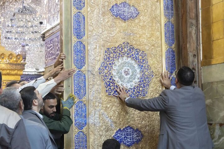 تثبيت باب قبلة حرم أبي الفضل العباس (عليه السلام) بعد إنجاز صيانته