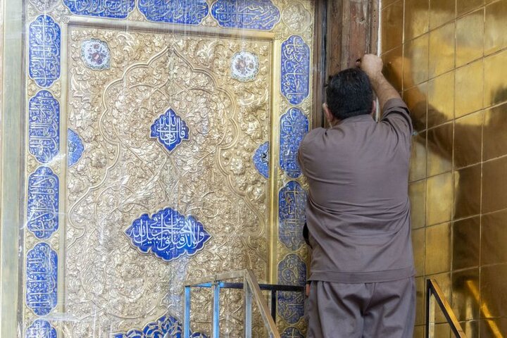 تثبيت باب قبلة حرم أبي الفضل العباس (عليه السلام) بعد إنجاز صيانته