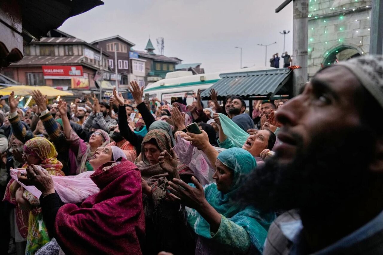 Misilmanên Keşmîrî ji bo bîranîna Rûmetdana Eyarekî(Arif-zana) û Helbestvanekî Îranî