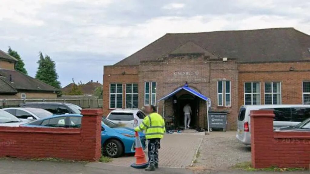 دستگیری مردی در انگلیس با اتهام تخریب و شعارنویسی روی مرکز اسلامی امام حسین(ع)