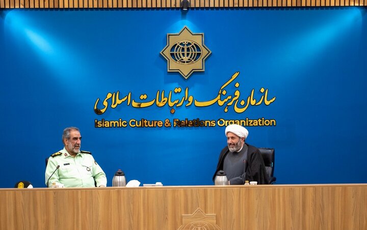 حمایت معنوی از پاسداران امنیت بخشی از رسالت فرهنگی ما است